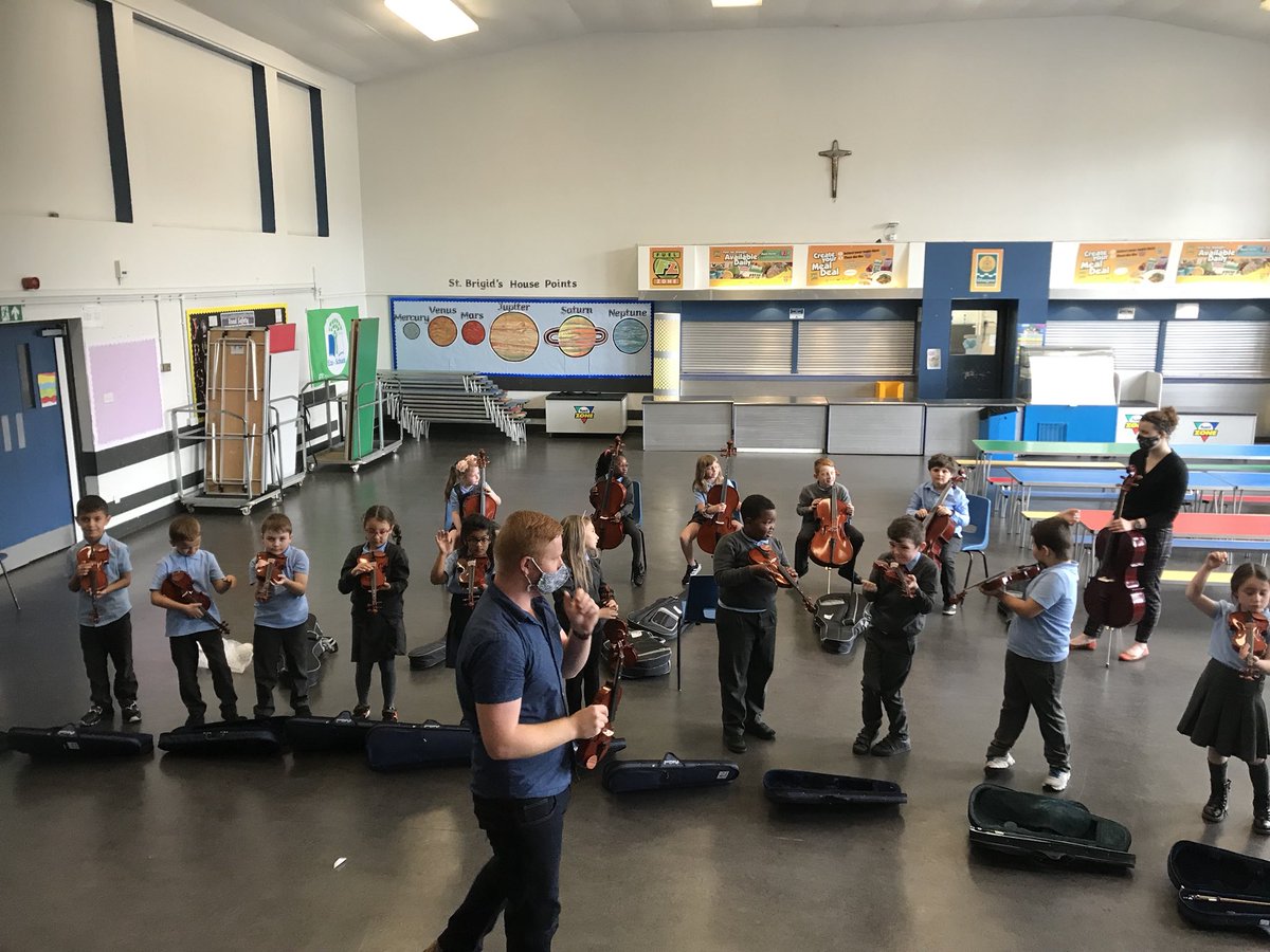 Children having a wonderful time during today’s Baby Strings session - all children have their own instrument 🎻 @GlasgowCREATE @McgeeverSharon @MusicHolyrood 
#sociallydistancedmusicmaking #stringorchestra 
#musiciansofthefuture