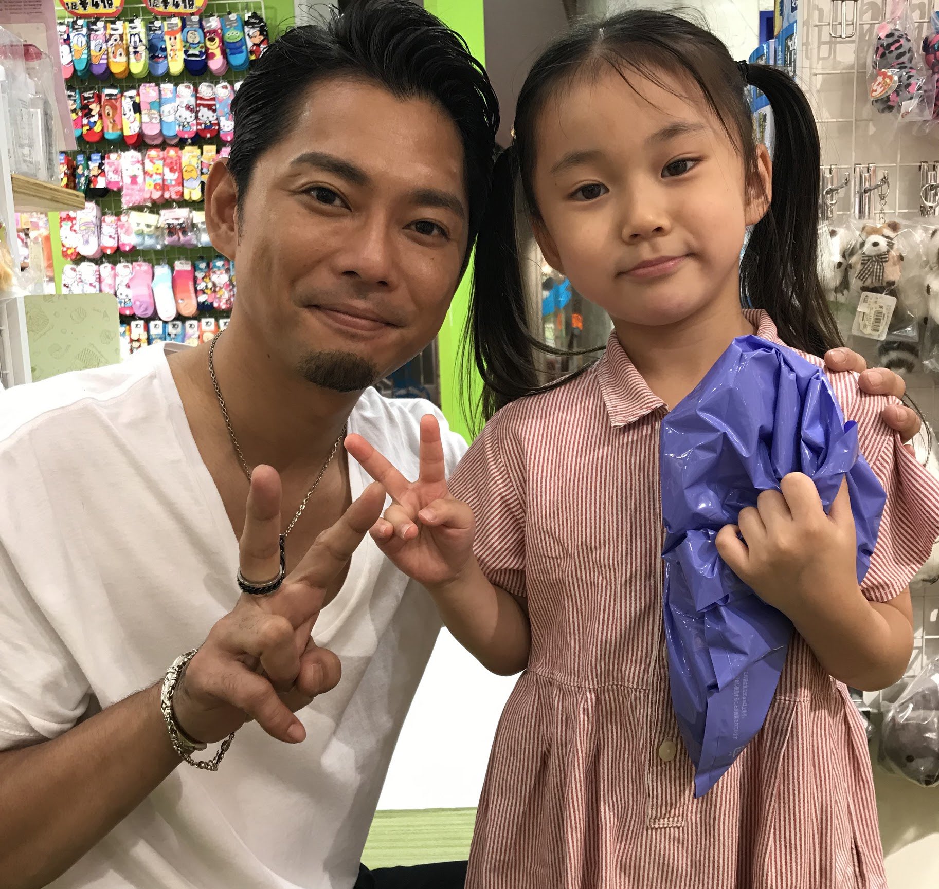 おじさんはカワイイものがお好き ドラマ公式 おじカワ Cm中のこぼれ話 ファンシーショップのシーンで頑張ってくれた 東海林詩子 ちゃん なんとこのシーンの撮影終わり 今井さんがご褒美をプレゼントしてあげてました やさしい このあと