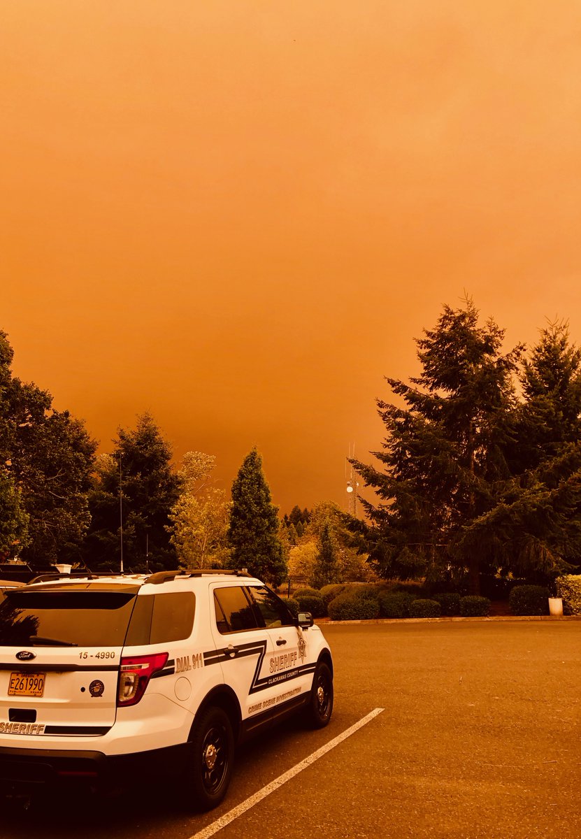 Good morning. The next few tweets will review key informational resources for the  #ClackamasWildfires ….(Photo taken yesterday afternoon from our evidence facility, facing Canby)
