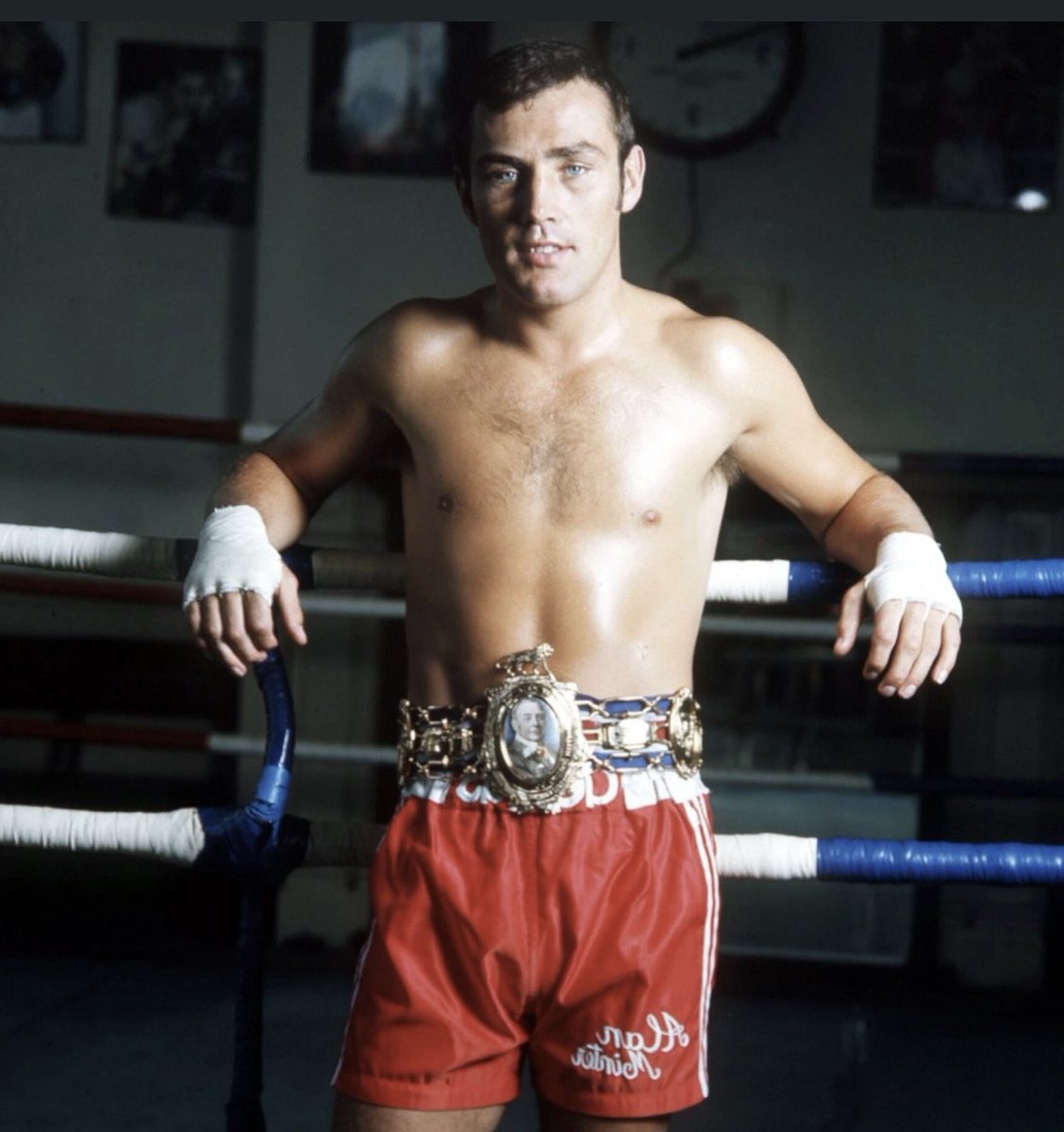 wbccaresuk's tweet photo. We are saddened to hear of the passing of British boxing  icon Alan Minter the former undisputed Middleweight Champion of the World our thoughts are with his family 🙏💚@ScottWelchBoxer @wbcmoro @wbccares @WBCBoxing https://t.co/WkqGRl5jtL