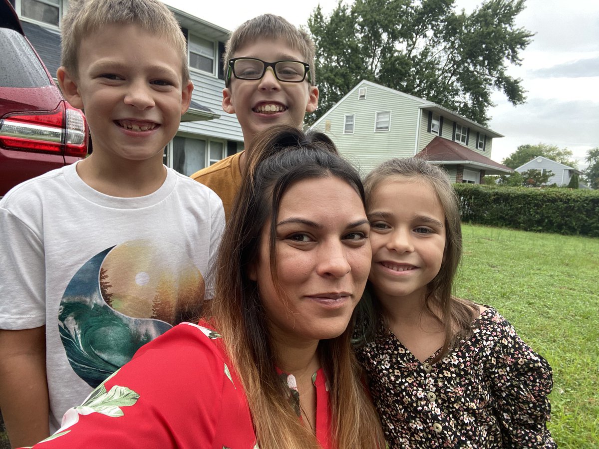 KatrinaSelle18's tweet photo. Happy first day to my littles and happy 2nd first day for mommy! #chdreambuilders #cddolphins #firstdaycsd #powerofwecsd @ColonialSDstrct @Carrie_Downie https://t.co/IgJ6iUHmZE