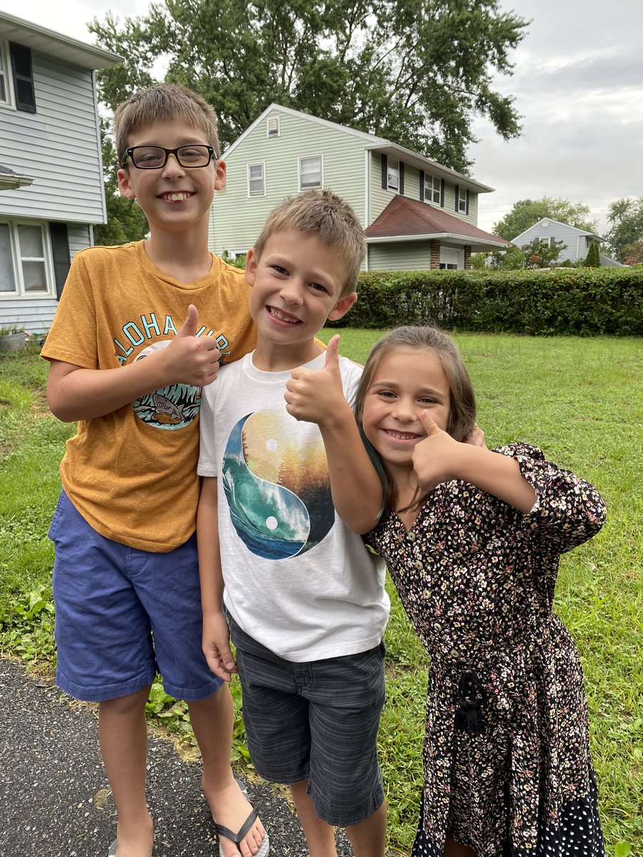 KatrinaSelle18's tweet photo. Happy first day to my littles and happy 2nd first day for mommy! #chdreambuilders #cddolphins #firstdaycsd #powerofwecsd @ColonialSDstrct @Carrie_Downie https://t.co/IgJ6iUHmZE