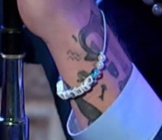thestylesfandom's tweet photo. A fan gave Harry styles a “Fine  Line” bracelet, and he keeps wearing it. https://t.co/ENSXlAESiF