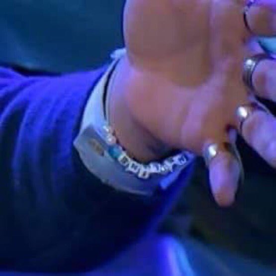 thestylesfandom's tweet photo. A fan gave Harry styles a “Fine  Line” bracelet, and he keeps wearing it. https://t.co/ENSXlAESiF
