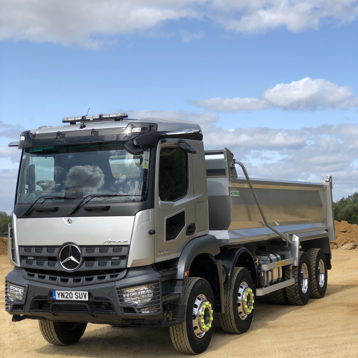 DaimlerTruckUK's tweet photo. It’s day two of the annual @Comm_Motor #Tipper Test. We’ve brought along a new #Arocs 3240K, with #Boweld body, #MirrorCam and a three-star rating under the #DVS (Direct Vision Standard). Look out for the full test in the 31 October issue of the magazine #construction #TYCT https://t.co/JTrJUEFyuq