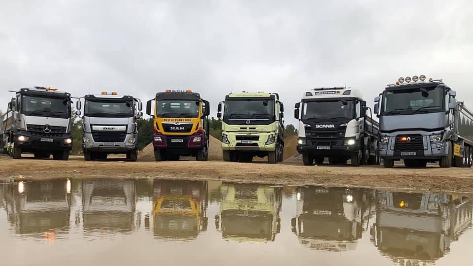 DaimlerTruckUK's tweet photo. It’s day two of the annual @Comm_Motor #Tipper Test. We’ve brought along a new #Arocs 3240K, with #Boweld body, #MirrorCam and a three-star rating under the #DVS (Direct Vision Standard). Look out for the full test in the 31 October issue of the magazine #construction #TYCT https://t.co/JTrJUEFyuq