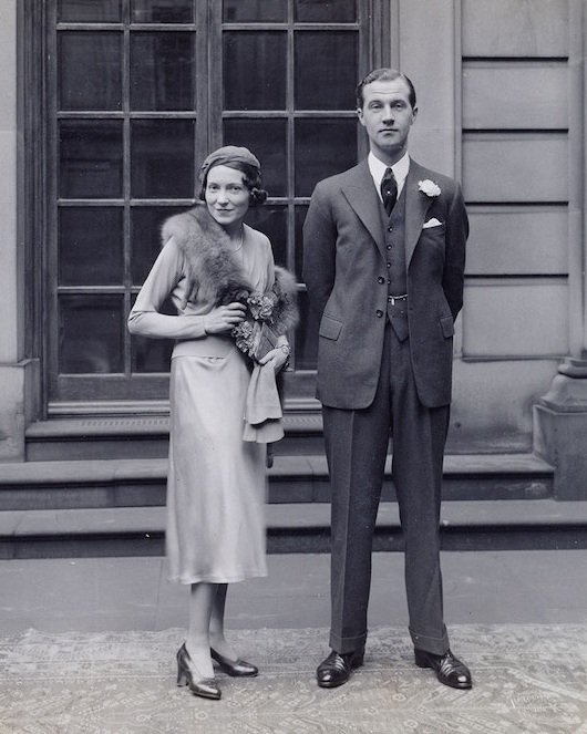 American dancer and actress, and older sister of Fred, Adele Astaire was born #OnThisDay in 1896. Adele married Charles Cavendish in 1932 @ChatsworthHouse. Adele wore a mid-length beige couture wedding dress with fur designed by Mainbocher. #AdeleAstaire #wedding #dress #couture