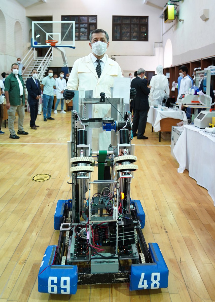 Bugün İstanbul'daki meslek liselerinin ürettiği maske makineleri, solunum cihazları, dezenfektan robotları, uzaktan kumandalı temizlik cihazları, ortam temizleyici âletler ve daha pek çoğunun sergilendiği Sultan Ahmet Mesleki ve Teknik Lisemizin atölyesindeydim. Gurur duydum.