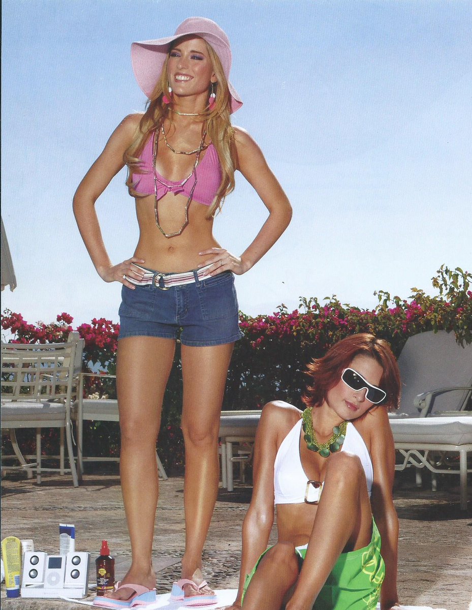 mariainesguerra's tweet image. ¡Cuando el cambio de ropa número 43 ya nos agarraba en curva y el cansancio se notaba! 
#Modeli #tbt #funny #gonewiththewind