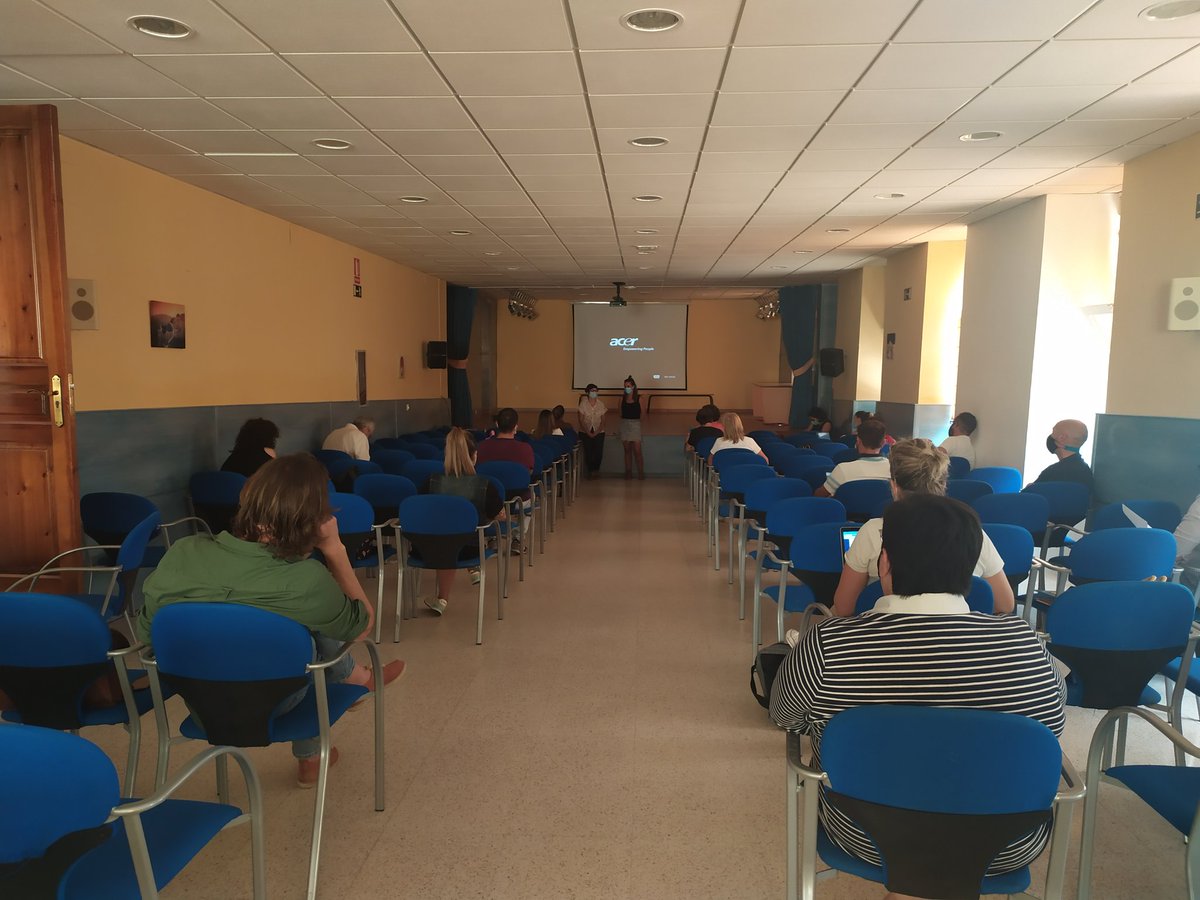 ColeRemedioSC's tweet photo. 📢 Julia Sánchez, antigua alumna del Cole 🏫, y actual enfermera en el hospital de Villarrobledo 👩‍⚕, nos ha ofrecido formación a todo el Claustro detallándonos las medidas necesarias para afrontar mejor esta 'nueva realidad' (covid-19). 

¡Muchísimas gracias! 🤝✨ https://t.co/7XNfRXm2lW