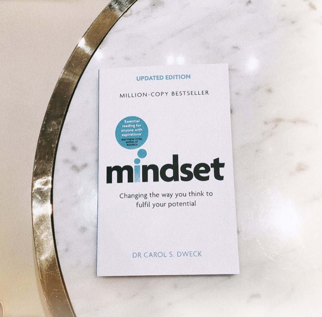 bloombuzzreads's tweet photo. รวมลิสต์หนังสือดีต่อใจ ที่เวลาหมดกำลังใจจะหยิบมาอ่าน 🤩
Mindset เป็นอีกหนึ่งหนังสือดียกขึ้นหิ้งเราไม่ได้อ่านรวดเดียวจบ จะหยิบมาอ่านเฉพาะตอนไม่โอเคกับเรื่องอะไรบางเรื่องแล้วอยากได้วิธีหรือมุมมองในการมองเรื่องนั้นใหม่
#bloombuzzreads #lsbreads
รายละเอียด https://t.co/Jez4Lw2wsU https://t.co/olQMNdofUs