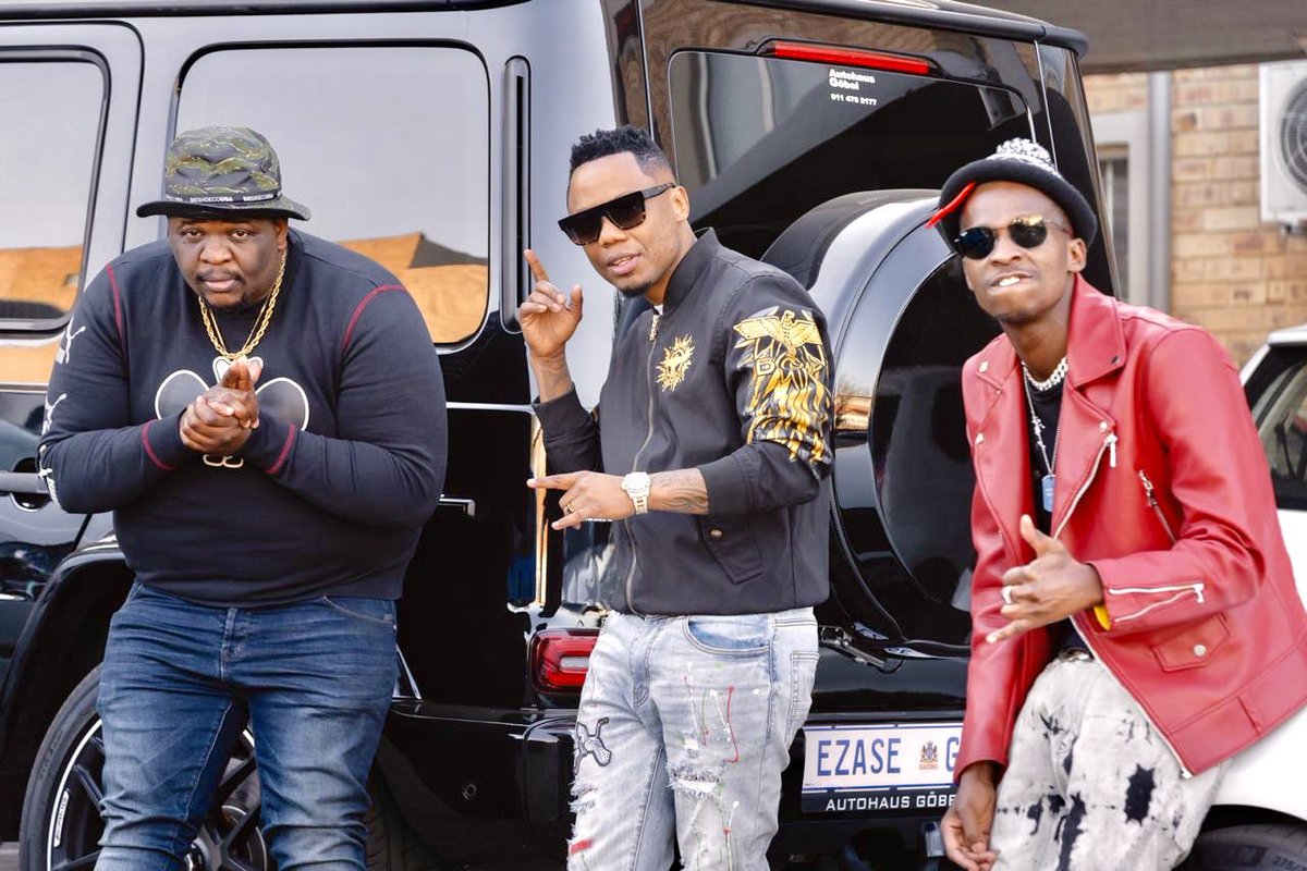 Saider_Dube's tweet photo. @DJTira @DuncanSkuva the first hip hop artist to be signed under afrotainment, and Nomcebo.... Thank you Mr DJ Ngo Skuva Maguluva ๐ฅ๐ฅ๐ฅ ๐ต #AfroNights #15YearsOfAfrotainment Sibonge naku Zakwe for connecting Duncan to you https://t.co/PJLljGEY5U
