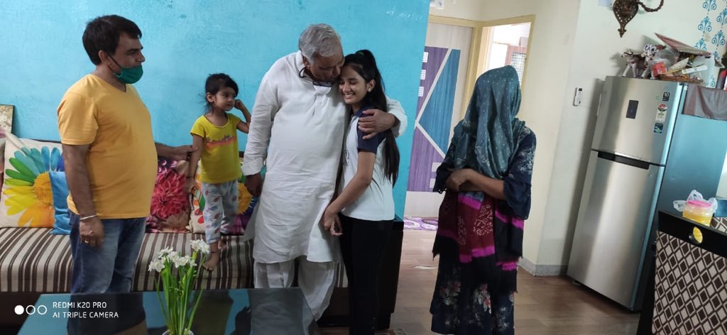 DrKirodilalBJP's tweet photo. कोरोना ने जीवन को कितना बदल दिया है, यह इसकी गिरफ्त में आने पर पता चला।बीते एक महीने से परिवार के साथ था। इस दौरान परिजनों के प्रेम की पूंजी को महसूस किया।शुभचिंतकों की दुआओं का जीवंत असर भी देखा। राजनीति की भागदौड़ में यह सब पीछे छूट गया था। इसे पुन: जी कर भावुक और अभिभूत हूं। https://t.co/kWBVrrMjmw