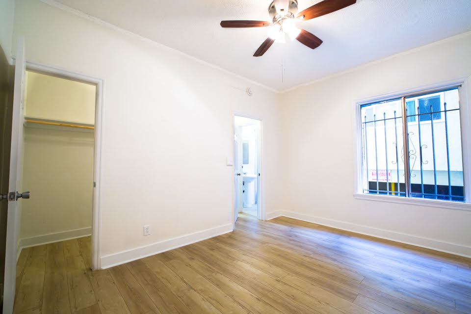 UrbanLALiving's tweet photo. Charming RENOVATED SMALL STUDIO with full bath, kitchenette (small appliances+microwave), small closet, laundry facilities, security cameras, and controlled access. It's available for $1,000 in Palomino, Ktown! #AptForRent #ApartmentHunting #Los Angeles https://t.co/63Lk7OKks3 https://t.co/EOOvEifPVO