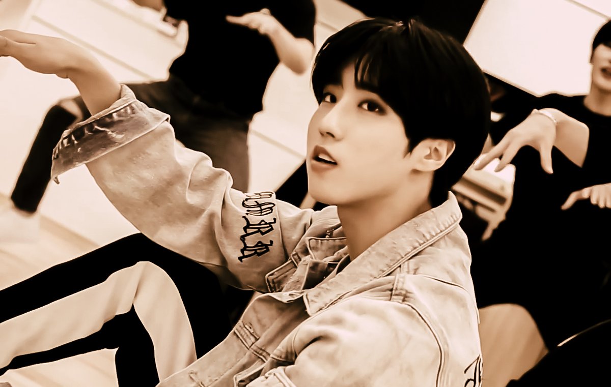 skzshots's tweet photo. INTRO "IN生" - HAN https://t.co/2JSkbYnUMm