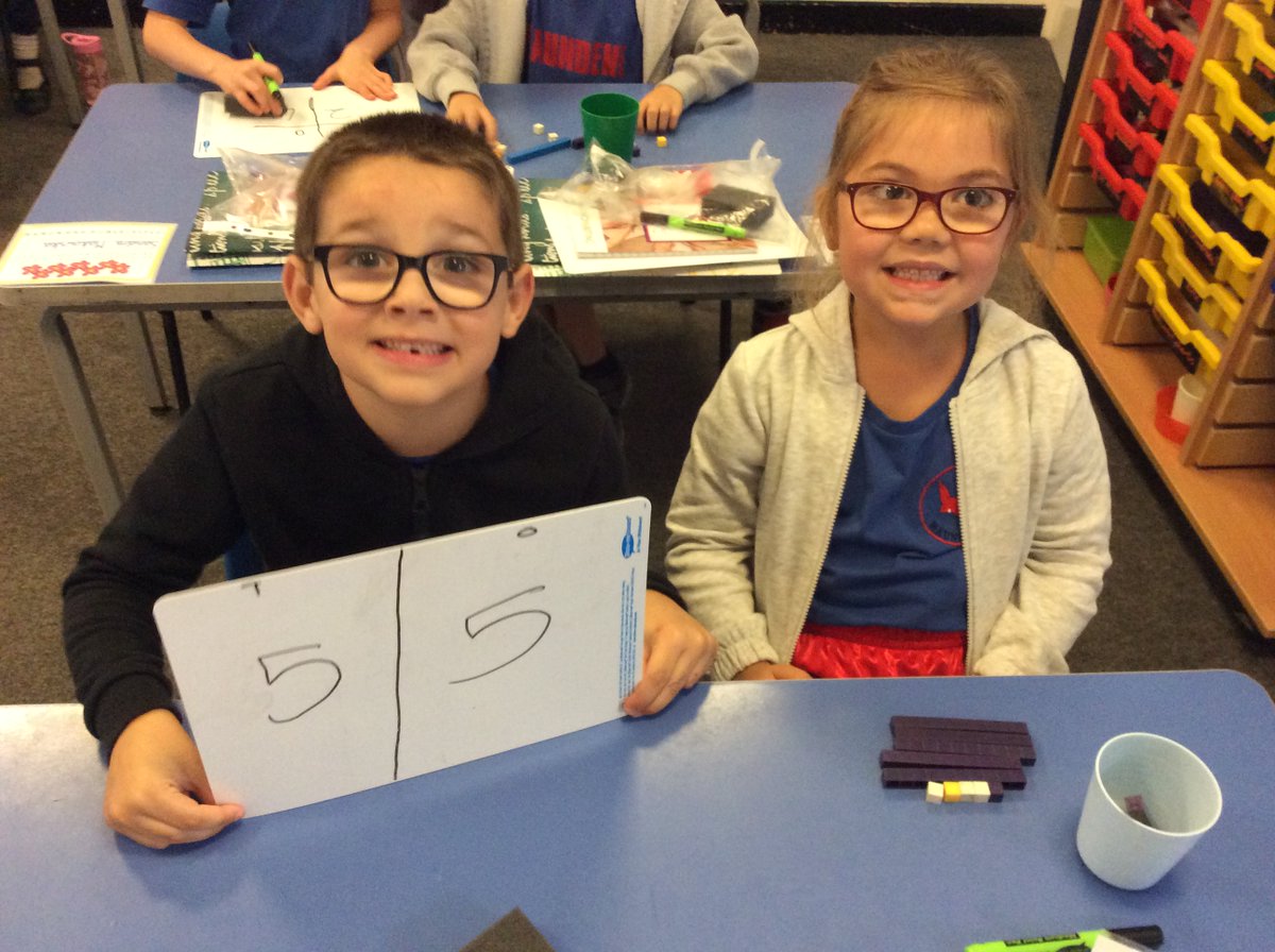MaundeneSchool's tweet photo. Robins class did some amazing learning today, looking at representing numbers to 100! They had to roll the dice to find their tens and then roll again to find their ones. They then had to create that number using their dienes. #teamwork #maths #RobinsClass https://t.co/lRqVEruEjB