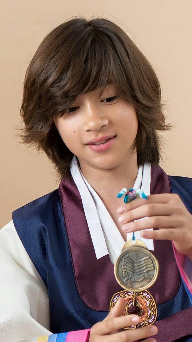 IZONEISLOVE's tweet photo. PRE-DEBUT ALEX IN HANBOK 🥺

#Allegory_of_DRIPPIN #Allegory_of_ALEX #ALEX #드리핀 #알렉스 https://t.co/RmPgPG27SJ