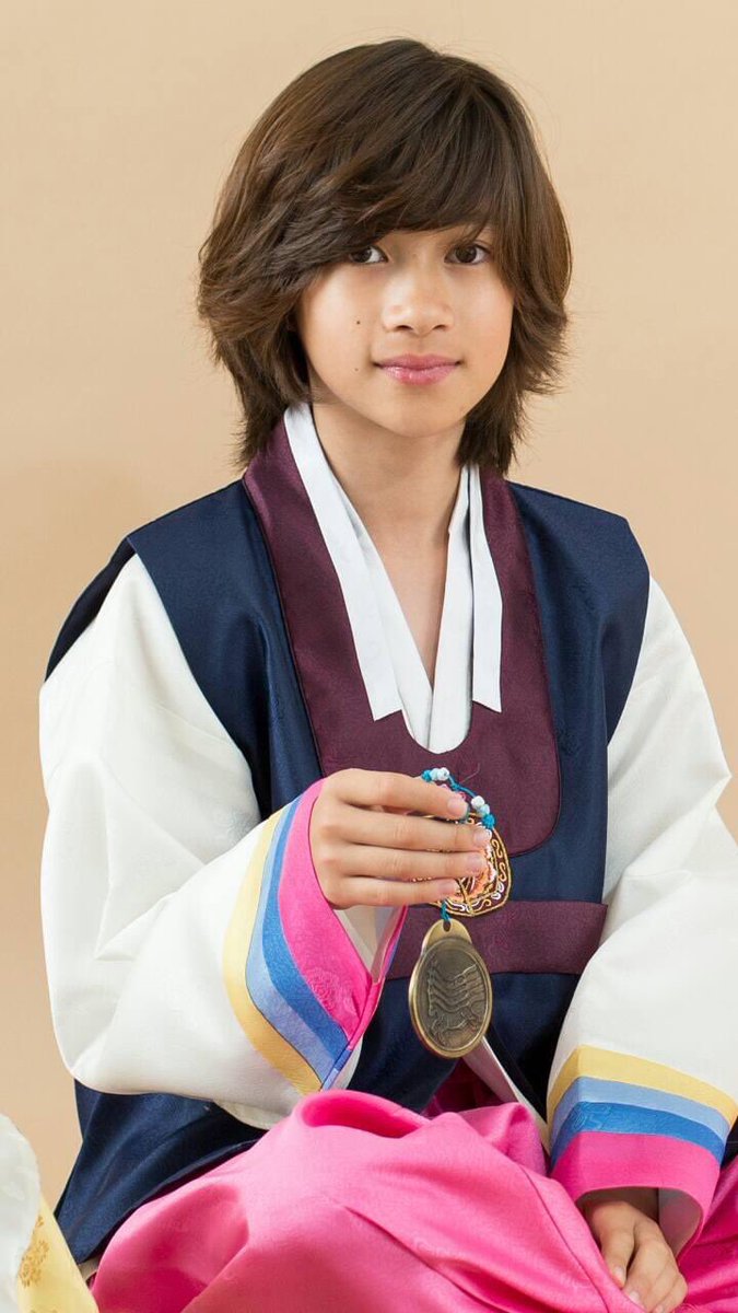 IZONEISLOVE's tweet photo. PRE-DEBUT ALEX IN HANBOK 🥺

#Allegory_of_DRIPPIN #Allegory_of_ALEX #ALEX #드리핀 #알렉스 https://t.co/RmPgPG27SJ