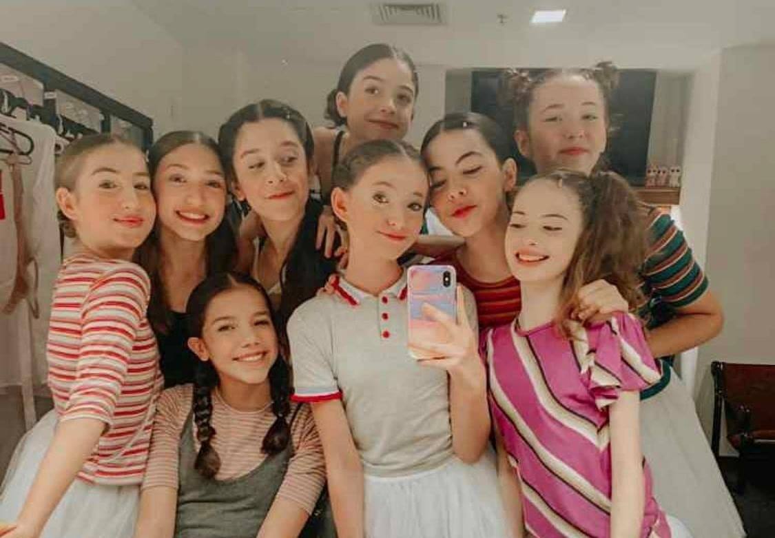 luisabresser's tweet photo. Um #tbt lindo e cheio de saudade das minhas meninas e de toda equipe de @billyelliotbrasil! 💙
#luisabresser #debbiewilkinson #atelierdecultura #teatroalfa #billyelliot #billyelliotbrasil #billyelliotomusical #billyelliotthemusical #billyelliotelmusical https://t.co/A9JmkyFawS