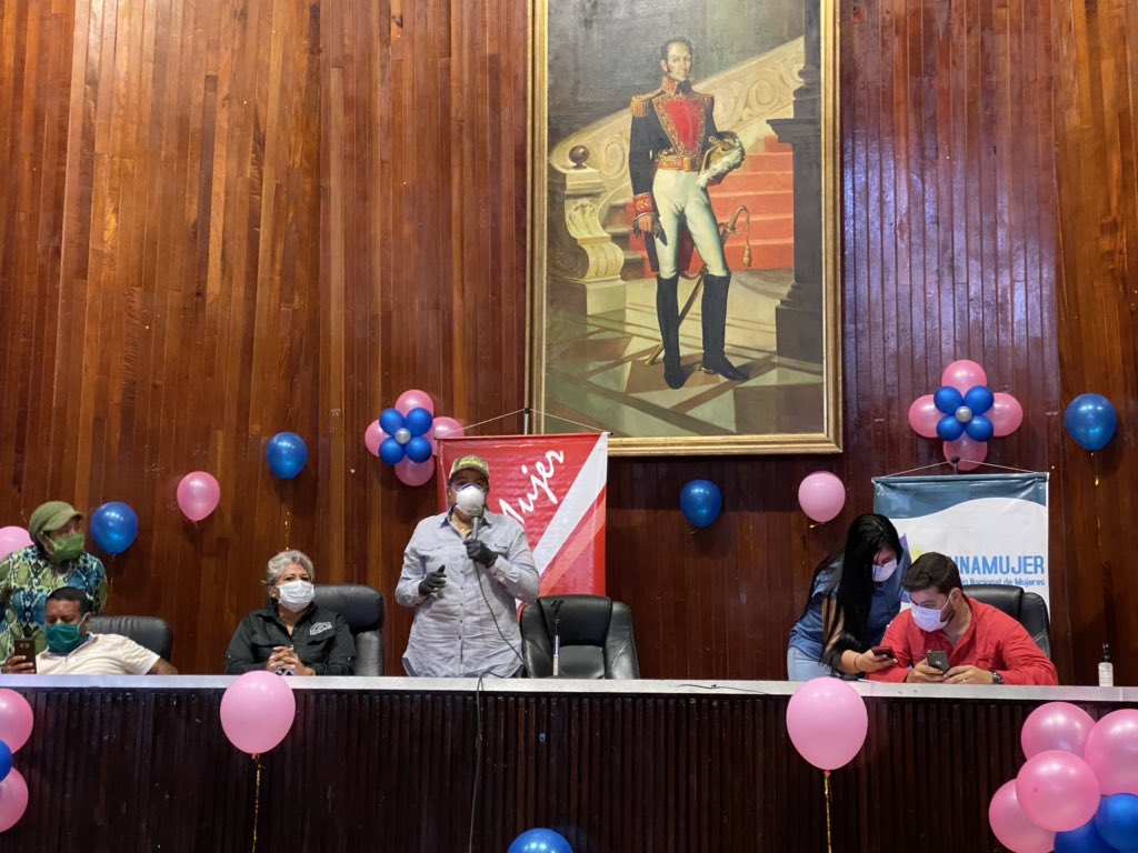 _LaAvanzadora's tweet photo. Hoy nuestras promotoras de parto humanizado de #Monagas reciben 410 Canaimitas y Bitácoras, instrumentos que sirven para unificar la comunicación con las gestantes y mejorar la atención que ellas reciben. 

@NicolasMaduro 
@dcabellor https://t.co/blrMavuJbu