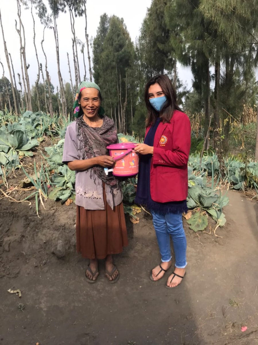 pmm_umm's tweet photo. Haihai, hari ke-18 PMM UMM Kelompok 82 Gelombang 7 dengan kegiatan pembagian TCT di ladang petani. 

#pmmngadisari #pmm #UMM #dppmumm #pmmumm2020 #aboutkknumm #ummcampus #universitasmuhammadiyahmalang #desangadisari #sukapura #probolinggo #pembagian #tempatcucitangan https://t.co/CEka0ln2IH
