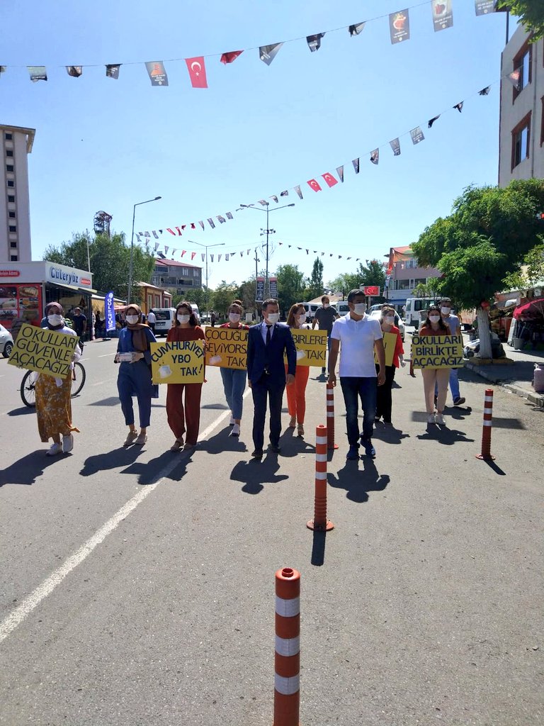 MemTuzluca's tweet photo. Cumhuriyet YBO öğretmenlerimizin hazırladığı "Çocuğunu Seviyorsan Maske Tak" adlı proje Kaymakamımız Sn.Salih Çiğdem'in de katılımları ile okullarımızın güvenle açılması hususunda farkındalık oluşturmak için ilçemizde gerçekleştirildi. @ziyaselcuk @omerinan06 @igdirmem76 https://t.co/OSM4cycY9p