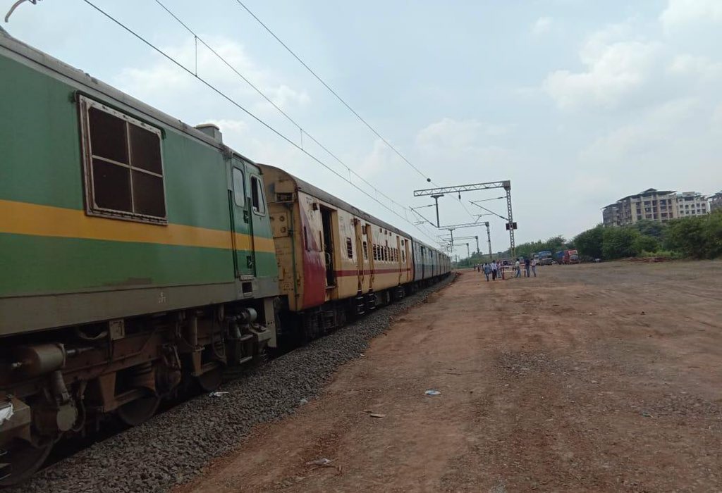 PiyushGoyal's tweet photo. In a first, Railways loads various commodities from Bhiwandi Road station, Maharashtra to Danapur, Bihar.

Business Development Unit played a crucial role in developing Bhiwandi Road station for freight traffic. This will generate employment in the affiliated service industry. https://t.co/HWoMmY4zrL