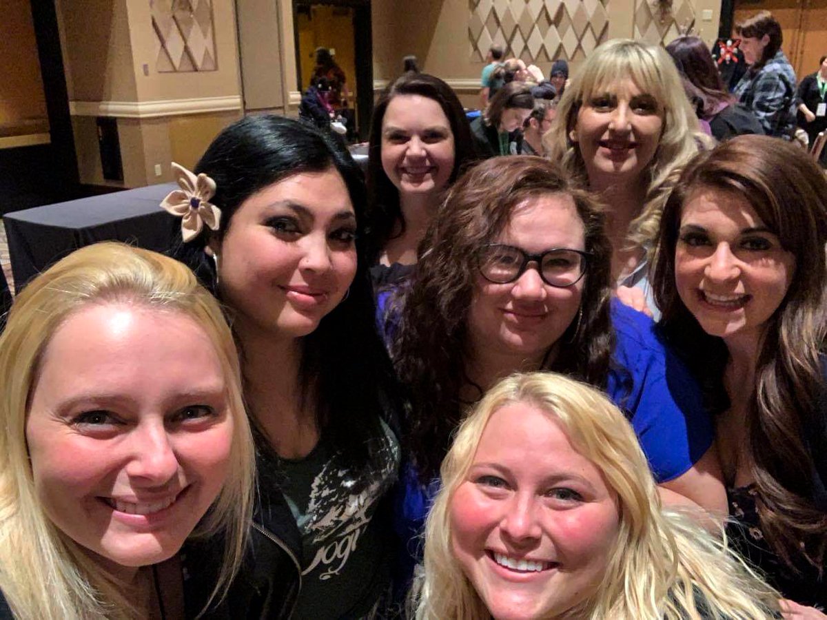 TMH07's tweet photo. #ThankYouSupernatural for introducing me to so many wonderful people, many of which will be my lifelong friends! I cannot express my gratitude enough! Love you all! Here's to being family forever! #SPNFamilyForever https://t.co/IGCSZecU5Y