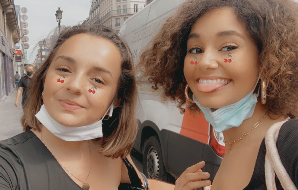 Shanouxxxx's tweet photo. Et j’ai surtout vu mon icône, celle dont la manière de penser à changé ma vie, celle que je rêve de pouvoir revoir un jour pour discuter d’avantage mais surtout celle que je remercie le ciel de m’avoir fait rencontrer 🥺❤️ +=+
@lenasituations 
(Photo que vous allez voir partout!) https://t.co/i9hysFpElH