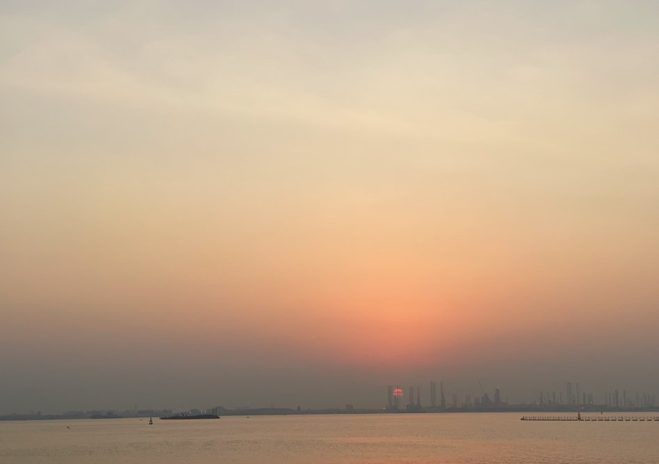 UK military personnel @UKMCCMiddleEast, @IMSC_Sentinel and @CMF_Bahrain held a 'From Darkness to Light' sponsored walk in support of #WorldSuicidePreventionDay. Setting off at 4.45, the the group walked to the jetty to discuss the sensitive subject as the sun rose over Bahrain.