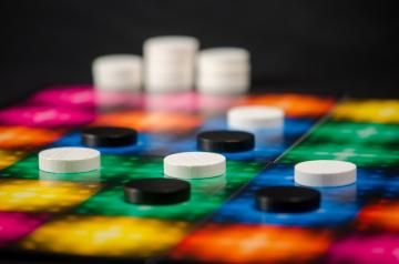 Unseren Klassiker QANGO kennt Ihr wahrscheinlich schon.
Es ist ein kurzes spannendes Spiel für zwei Personen. Es besticht durch seine kurzen Regeln und die abwechslungsreichen Spielmöglichkeiten.
Im Oktober erscheint endlich die 3. Auflage.