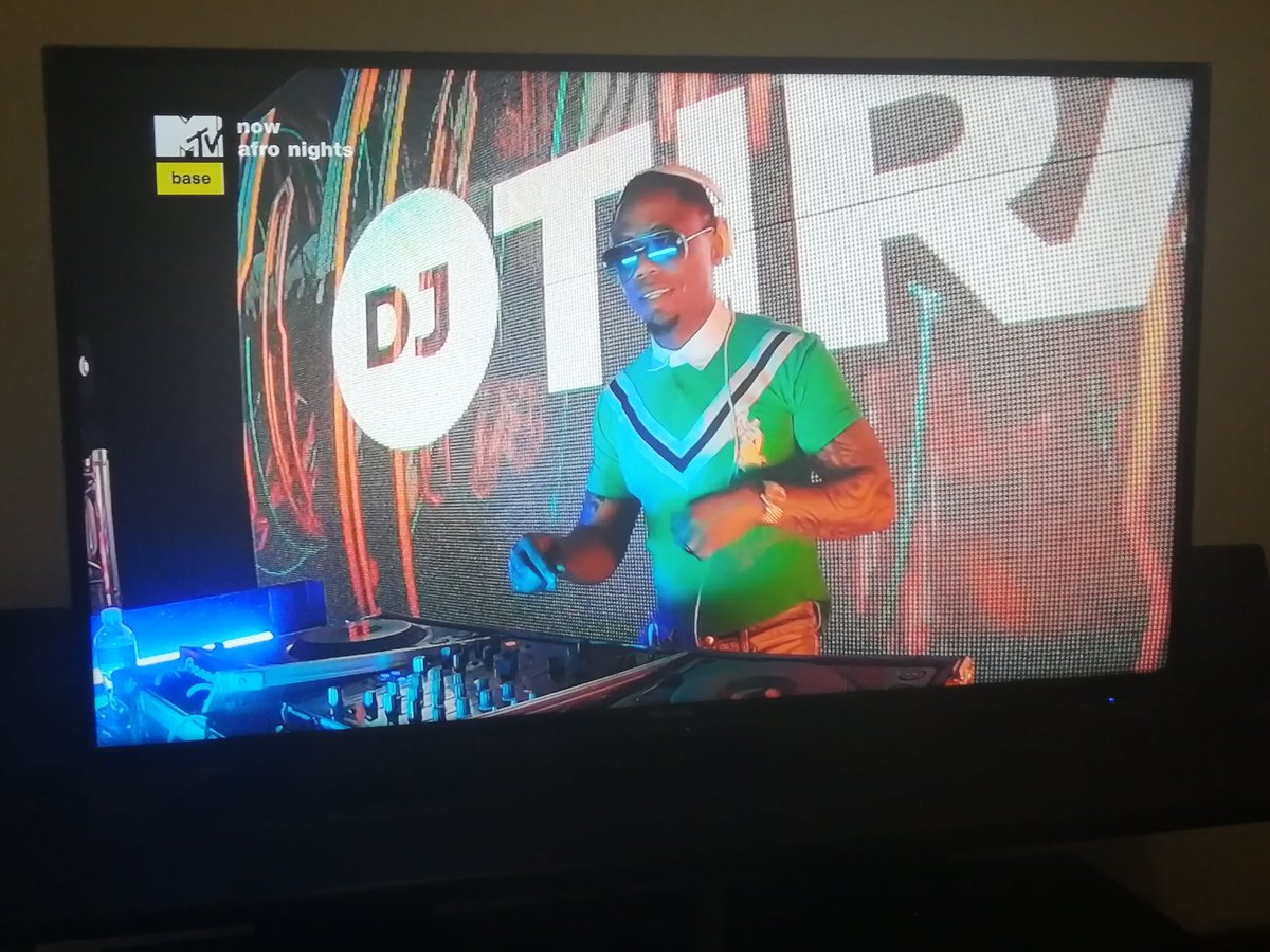 DimakatsoS05's tweet photo. @DJTira #AfroNights g #FridayFeels giving us a warmup Friday on a Thursdayππππ #HuaweiFreebuds3i πΎπΎπΎπΎ #AfroNights @MTVBaseSouth @DebonairsPizza #HuaweiFreebuds3i https://t.co/OA7SIl5MGi