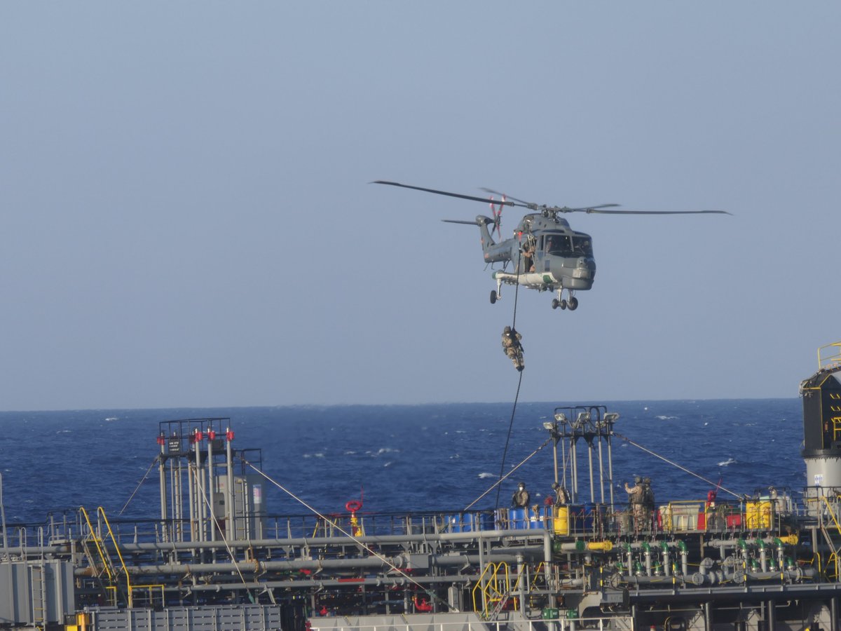 Bw_Einsatz's tweet image. Die Besatzung der Fregatte „Hamburg“ der #BundeswehrimEinsatz bei der Operation Irini führte heute ein Boarding des Tankers „Royal Diamond 7“ durch.