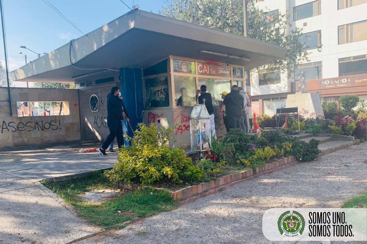 PoliciaColombia's tweet photo. Agradecemos a las personas que ante los actos vandálicos, nos brindan su apoyo incondicional. #LosBuenosSomosMás #YoApoyoAMiPolicíaNacional https://t.co/rRY0sN3jlS