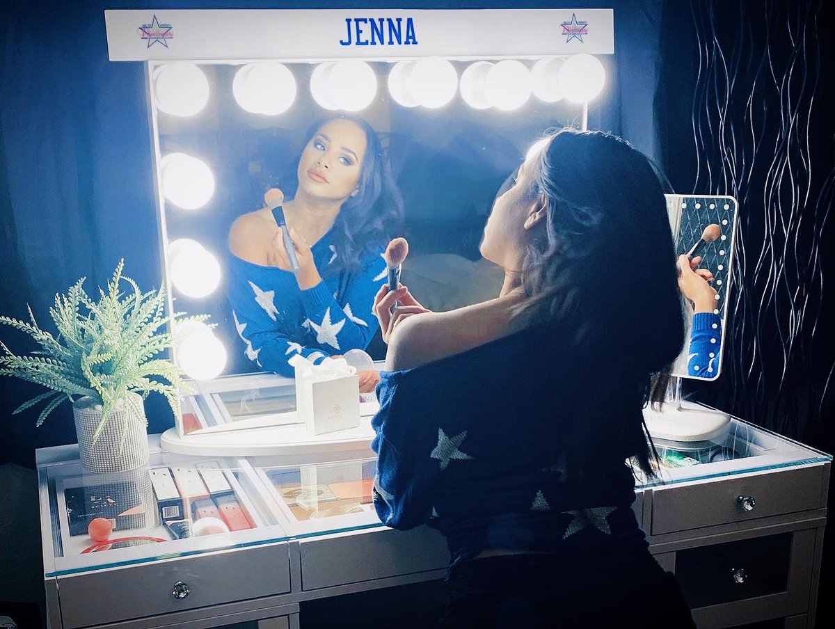 JennaLeneJ's tweet photo. It’s Kickoff week and I know I’m ready for some football🏈. We are so excited @NFLAlumni has teamed up with @impressionsvanity to help our NFL Alumni Cheerleaders stay sassy & classy even though we are “retired” from the field.
#ImpressionVanity #NFLAlumniCheerleader #NFL https://t.co/FTSlp0vMIJ