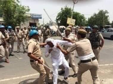 GovindDotasra's tweet photo. हरियाणा की भाजपा सरकार द्वारा पिपली में किसानों पर बर्बरता से लाठी चार्ज करने की घटना की जितनी निंदा की जाए कम है, अन्नदाता पर यह हमला खट्टर सरकार की नाकामयाबी का सबूत है। @INCIndia https://t.co/Yv1zYFttTa