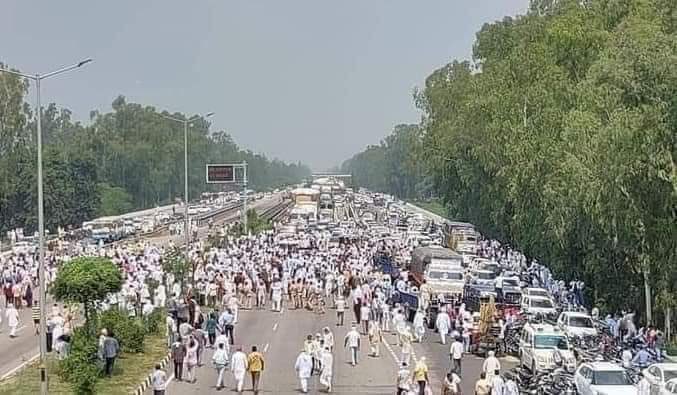 GovindDotasra's tweet photo. हरियाणा की भाजपा सरकार द्वारा पिपली में किसानों पर बर्बरता से लाठी चार्ज करने की घटना की जितनी निंदा की जाए कम है, अन्नदाता पर यह हमला खट्टर सरकार की नाकामयाबी का सबूत है। @INCIndia https://t.co/Yv1zYFttTa