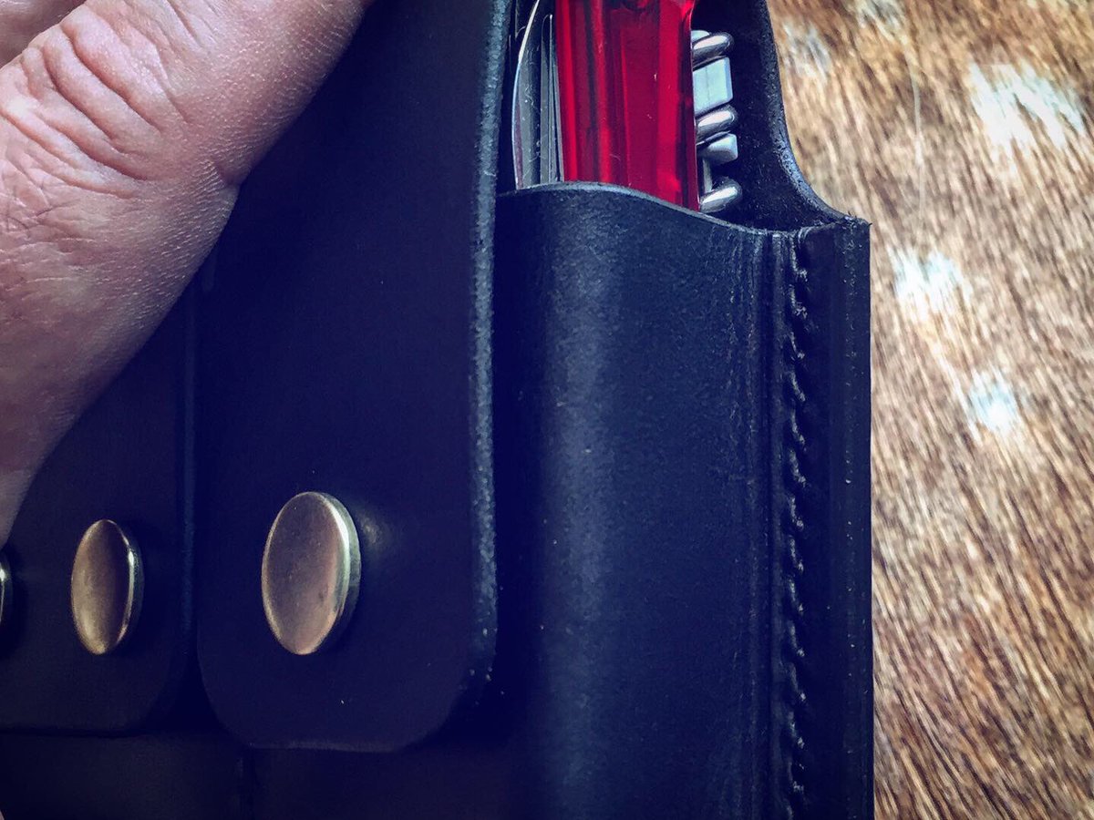 PDBushcraft's tweet image. My latest custom pieces.. dual compartment pouches for the Victorinox Swiss Champ and an Altoids tin for Survival equipment.