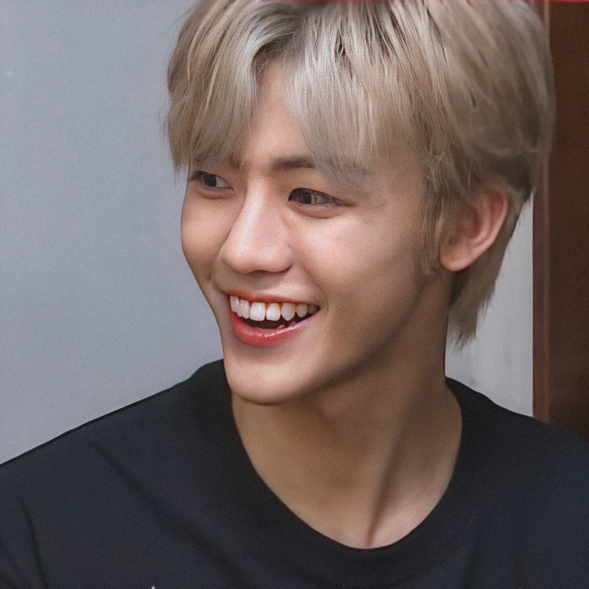 ยิ้มของเขาดีที่สุดเลยย​ ㅠㅡㅠ