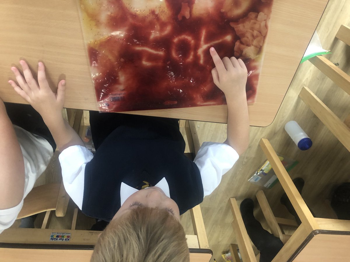 CroxtethCleaver's tweet photo. Y1/2 have been practicing writing alien words in magic gel.🔠🐸 #LinkedProvision #Phonics @CroxtethC @RainbowEduMAT https://t.co/8E7m3Gw025