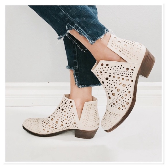 Kiby's tweet photo. So good I had to share! Check out all the items I'm loving on @Poshmarkapp #poshmark #fashion #style #shopmycloset #rampage #zara: https://t.co/fz5pA638KE https://t.co/NgC5IIGY2J