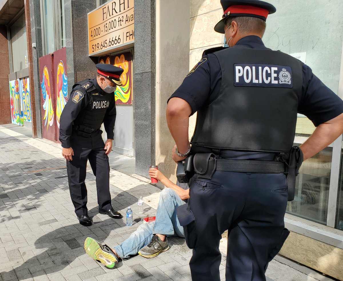 lpsmediaoffice's tweet photo. A beautiful day for walk downtown to chat with fellow Londoners. LPS Chief @S_Williams001 and Superintendent @BillMerrylees ran into @ldnpoliceboard @MaureenPCassidy on their travels! #LdnOnt #Communitypolicing https://t.co/rfcH3ykfUU