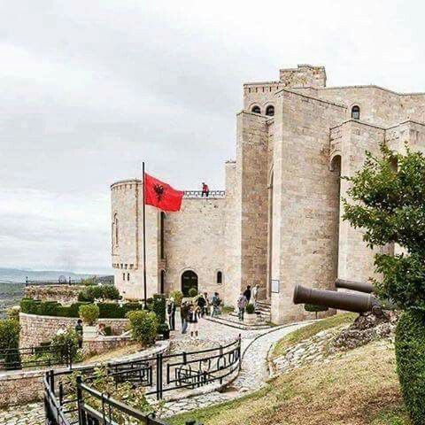 ....en hissant en haut du château le fameux blason de l’aigle bicéphale noir à fond rouge