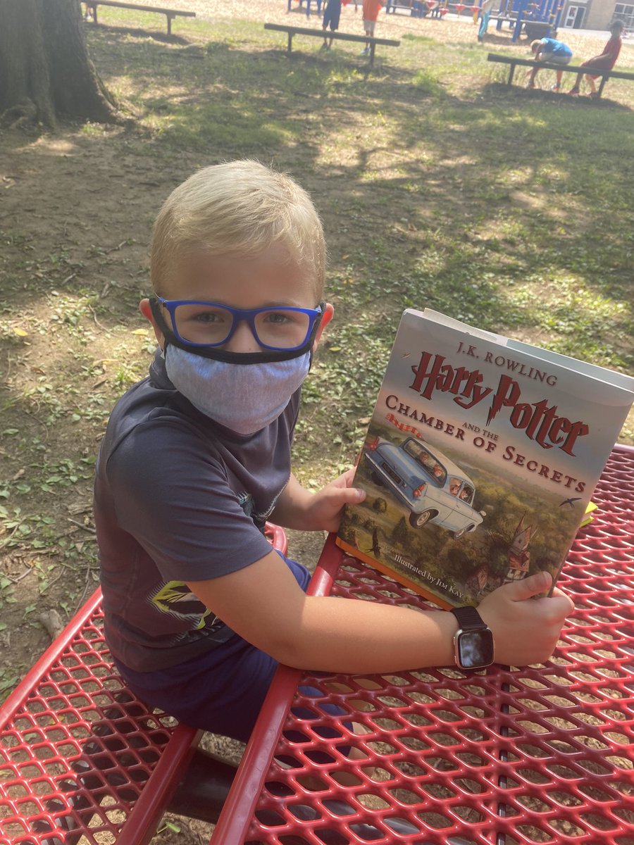 kayleyheeter's tweet photo. Getting outside today to (socially distance) independent read under the trees 📚🌲☀️ @RidgewoodES https://t.co/trtGL6Nx5w