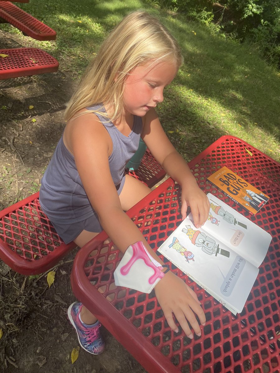 kayleyheeter's tweet photo. Getting outside today to (socially distance) independent read under the trees 📚🌲☀️ @RidgewoodES https://t.co/trtGL6Nx5w