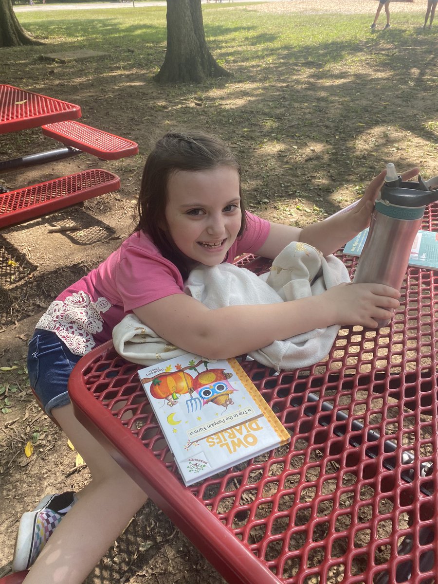 kayleyheeter's tweet photo. Getting outside today to (socially distance) independent read under the trees 📚🌲☀️ @RidgewoodES https://t.co/trtGL6Nx5w