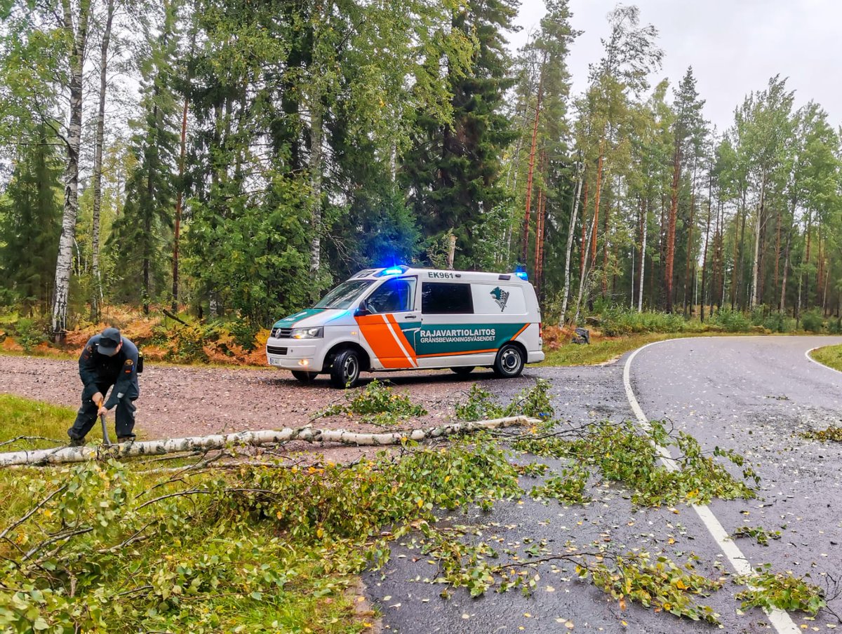kaakkoisraja's tweet photo. Ajelkaahan varovasti, saattaa mutkan takana olla puu pitkin pituuttaan. Jos sattuu partion kohalle osuun, niin tottakai poistellaan tieltä aiheuttamasta vaaraa. #itaraja #rajaturvallisuus #rajavartiolaitos #rajavalvonta #liikenneturvallisuus #pelkola https://t.co/VpaVc0gmnT