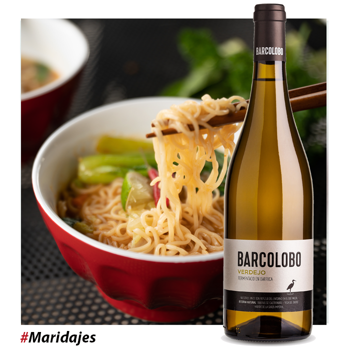 ¿Sabías que la comida oriental marida a la perfección con nuestro BARCOLOBO Verdejo? 🍷

Con el código promocional: MaridajeConBarcolobo obtienes un 10% de descuento en tu compra online en barcolobo.com/tienda ¡y disfruta de BARCOLOBO para maridar tus recetas!