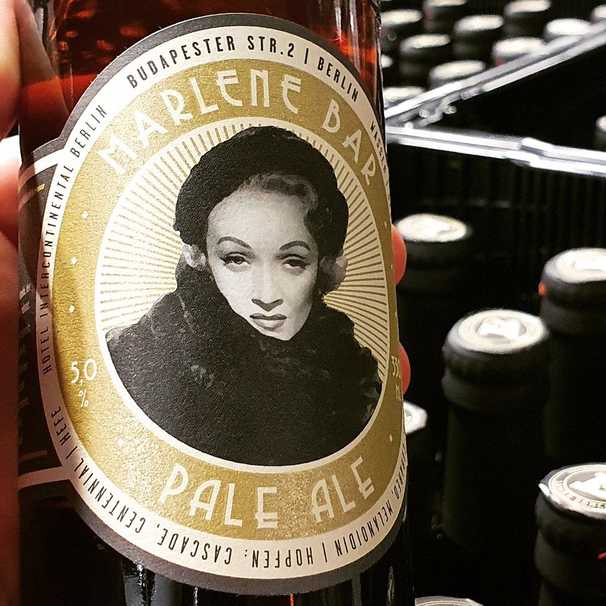 BrauereiLemke's tweet photo. Heute füllen wir unser Marlene Bar Pale Ale für die gleichnamige Bar im berühmten @intercontinental_berlin Hotel. Immer einen Besuch wert.
#marlenebar #paleale #marlenedietrich #marlene #berlinerperlen #ikon #ikone #brauerei #bier #beer #bierausberlin #berlinfoodies #viral https://t.co/ZJKfHg473Z