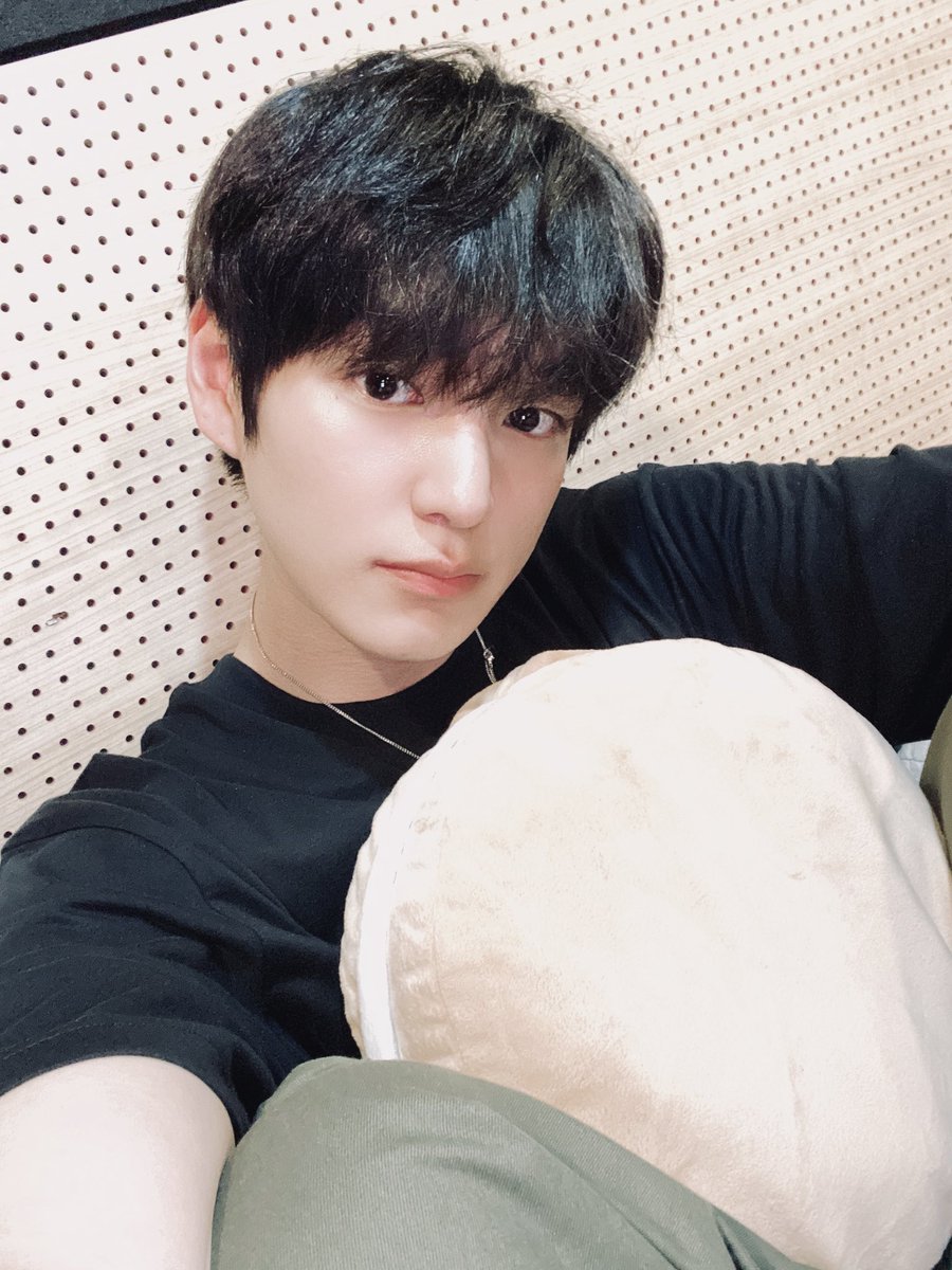 elf_chan95's tweet photo. 차니랑 똑같은 말랑마카롱 안고있네🥺 https://t.co/Zjmls0AmSZ